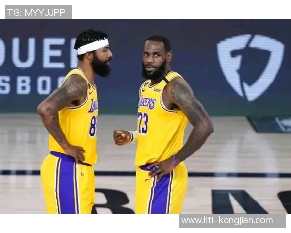 莫里斯辟谣格威称詹姆斯在泡泡园区有个人住宅：他一样被关着